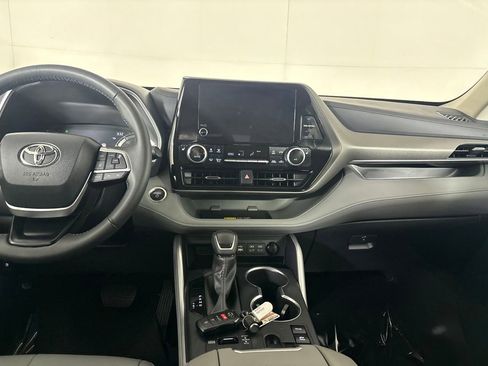 Used 2025 Toyota Highlander XLE AWD/4WD image 23