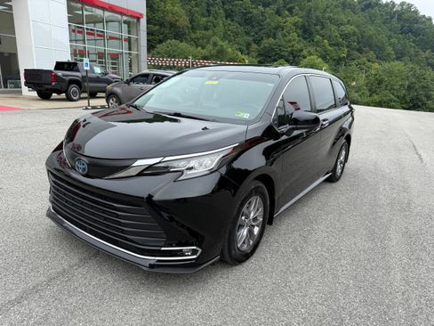Used 2023 Toyota Sienna XLE image 3