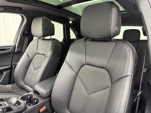 Certified 2025 Porsche Macan image 5