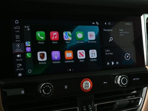 Certified 2025 Porsche Macan image 16