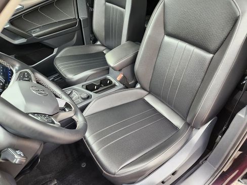 Certified 2022 Volkswagen Tiguan SE image 8