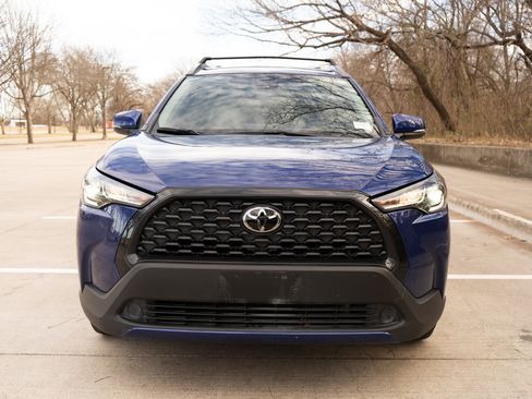 Used 2022 Toyota Corolla Cross LE image 3