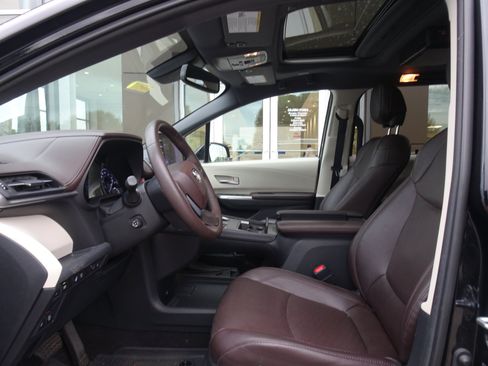 Used 2021 Toyota Sienna Platinum FWD image 8