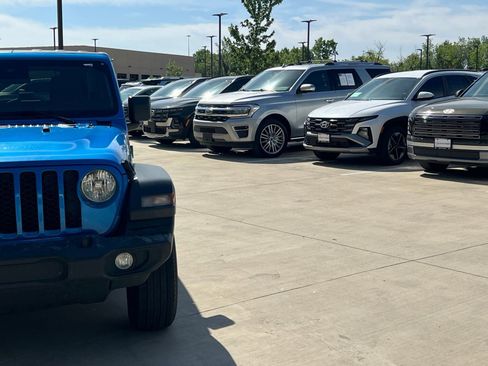 Used 2024 Jeep Wrangler Unlimited Sport AWD/4WD image 3