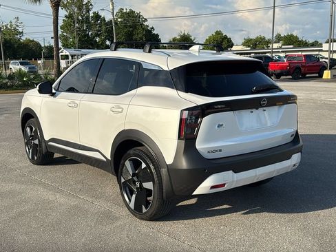 Used 2025 Nissan Kicks SR w/ SR Premium Package FWD image 3