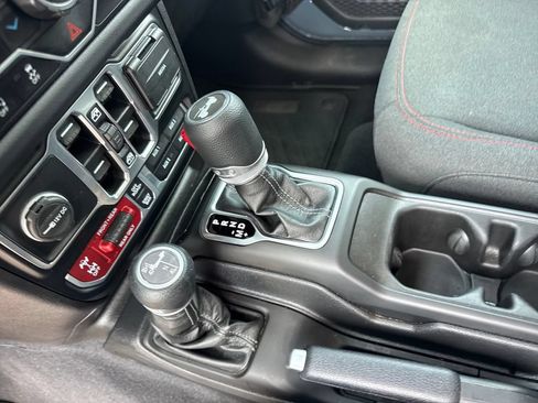 Used 2025 Jeep Wrangler Unlimited Rubicon AWD/4WD image 16