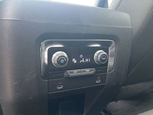 Used 2023 GMC Yukon SLT image 12