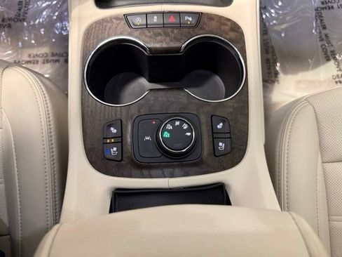 Used 2021 GMC Acadia Denali w/ Denali Ultimate Package AWD/4WD image 24