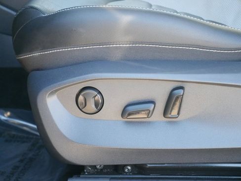 Used 2022 Volkswagen Taos SEL image 13