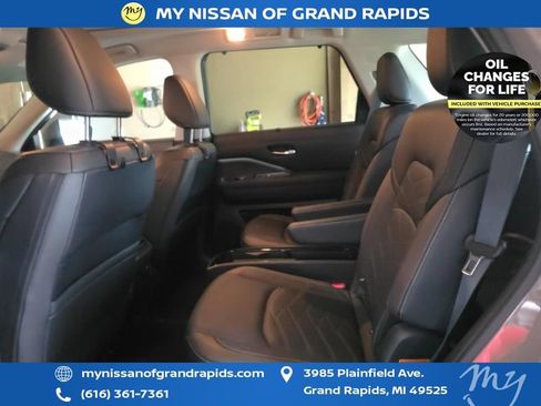 Used 2023 Nissan Pathfinder Platinum AWD/4WD image 9