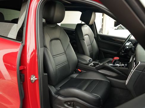 Used 2022 Porsche Cayenne S AWD/4WD image 4