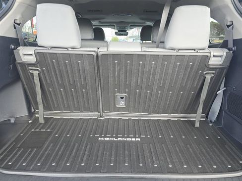 Certified 2025 Toyota Highlander XLE image 12