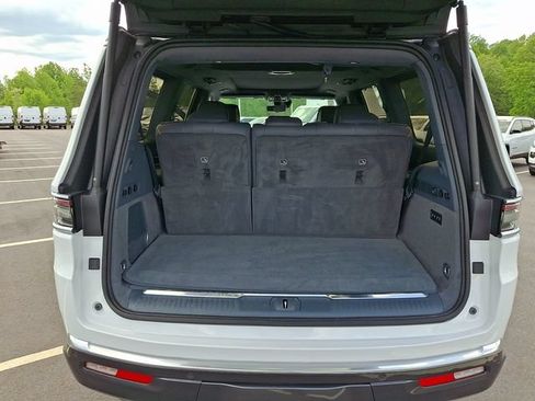 Used 2022 Jeep Grand Wagoneer Series III w/ Flexible Seating Group AWD/4WD image 29