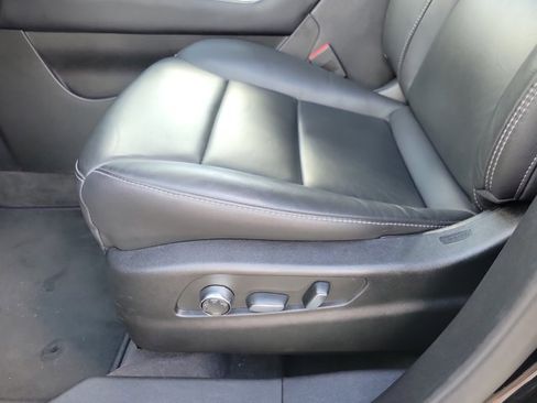 Used 2025 Cadillac XT4 Premium Luxury image 6