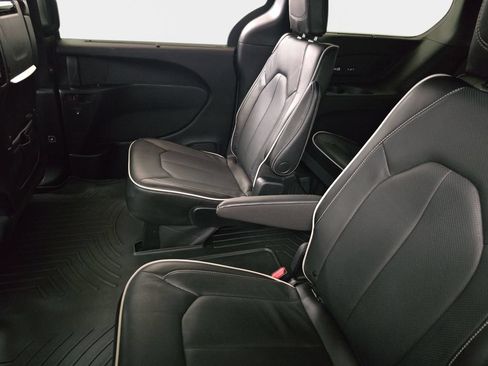 Used 2022 Chrysler Pacifica Limited w/ Uconnect Theater Family Group AWD/4WD image 16
