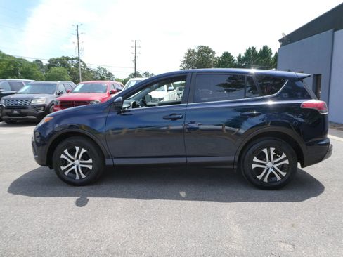 Used 2018 Toyota RAV4 LE AWD/4WD image 9