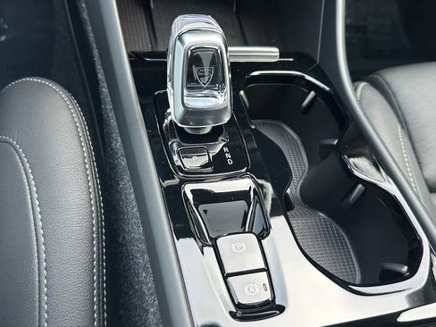 Used 2025 Volvo XC40 B5 Ultra w/ Climate Package image 31