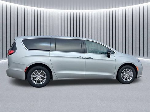 New 2026 Chrysler Pacifica Select FWD image 6