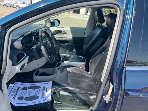 Used 2023 Chrysler Pacifica Touring-L image 9