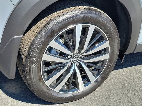 New 2025 Nissan Pathfinder Platinum image 3