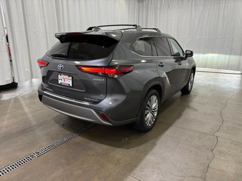 Certified 2024 Toyota Highlander Platinum AWD/4WD image 4