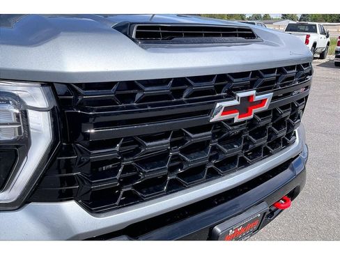 Used 2024 Chevrolet Silverado 2500 ZR2 w/ Technology Package AWD/4WD image 32