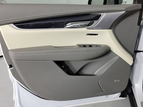 Used 2025 Cadillac XT6 Premium Luxury FWD image 21