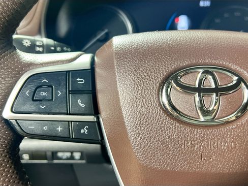 Used 2022 Toyota Sienna Platinum image 18