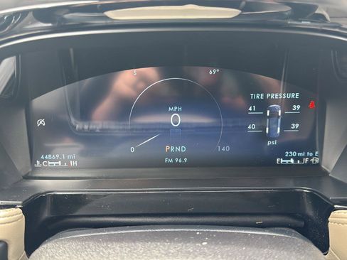 Used 2025 Lincoln Corsair Reserve AWD/4WD image 9