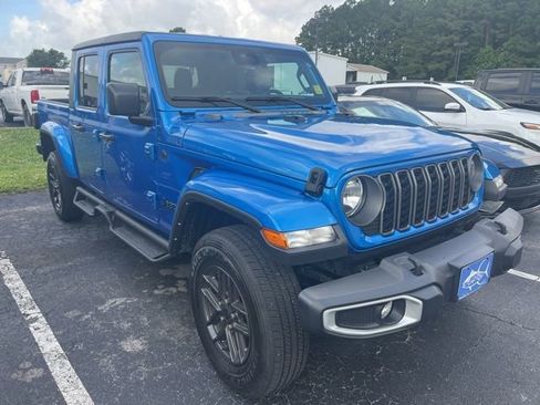 Used 2024 Jeep Gladiator Sport AWD/4WD image 2