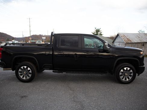 Used 2024 Chevrolet Silverado 2500 Custom w/ Custom Value Package image 2