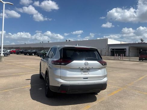Certified 2025 Nissan Rogue SV FWD image 19