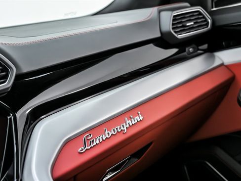 Used 2020 Lamborghini Urus image 37