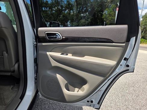 Used 2013 Jeep Grand Cherokee Laredo image 30