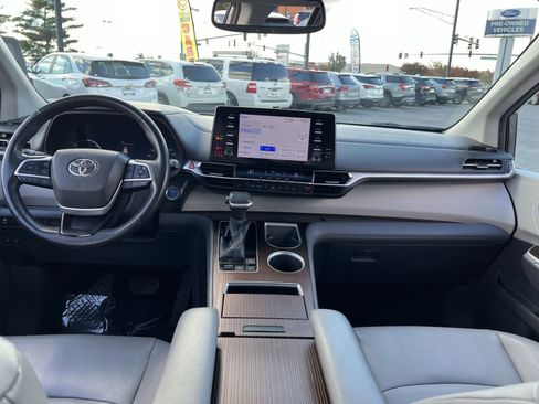 Used 2022 Toyota Sienna XLE image 22