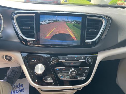 Used 2024 Chrysler Pacifica Touring-L FWD image 21