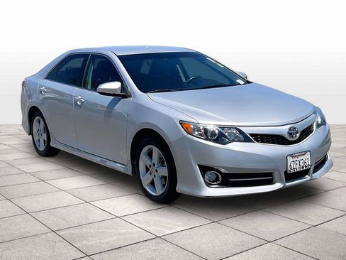 Used 2013 Toyota Camry SE FWD image 2