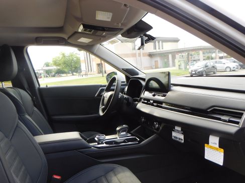 New 2025 Mitsubishi Outlander SE image 33