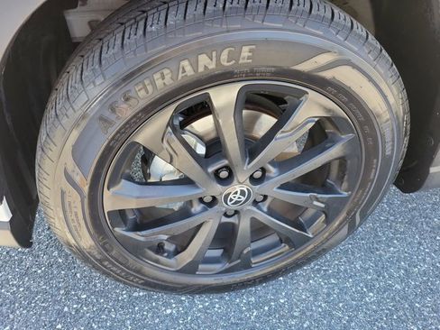 Used 2022 Toyota Corolla Cross XLE image 17