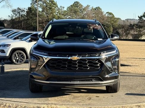 Used 2025 Chevrolet Trax LT image 2