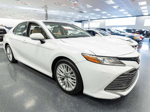 Used 2018 Toyota Camry XLE FWD image 4