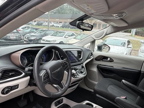 Used 2017 Chrysler Pacifica Touring FWD image 32