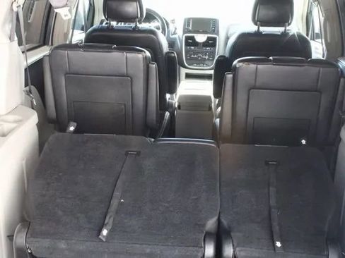 Used 2015 Chrysler Town & Country Touring image 16