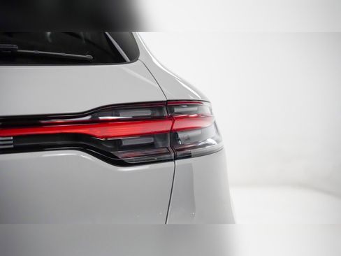 Certified 2025 Porsche Macan image 12