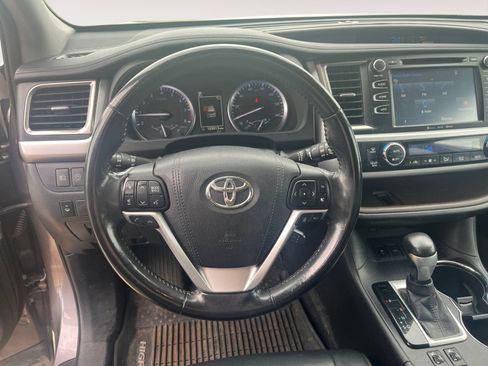 Used 2018 Toyota Highlander XLE FWD image 12