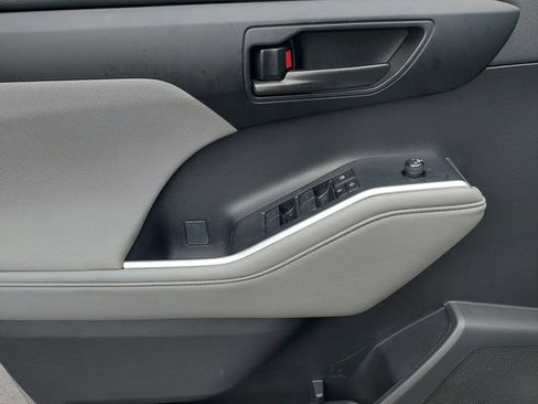 Used 2023 Toyota Highlander LE FWD image 19