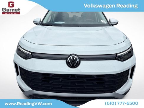 Used 2025 Volkswagen Tiguan SE w/ Panoramic Sunroof Package AWD/4WD image 8