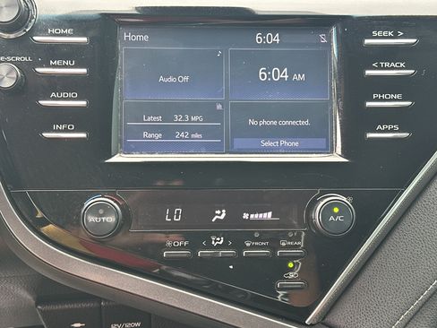 Used 2018 Toyota Camry SE FWD image 29