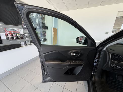 Used 2020 Jeep Cherokee Trailhawk w/ Cold Weather Group AWD/4WD image 10
