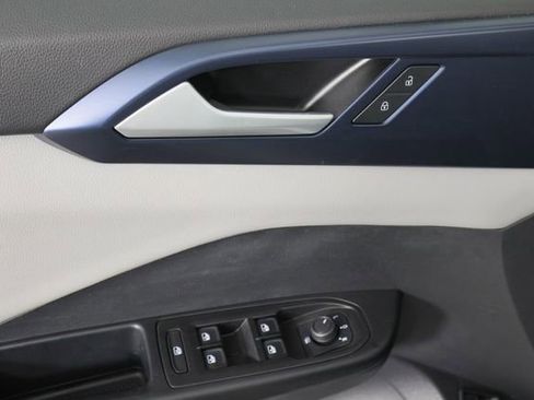 Used 2023 Volkswagen Taos SE w/ Panoramic Sunroof Package image 22